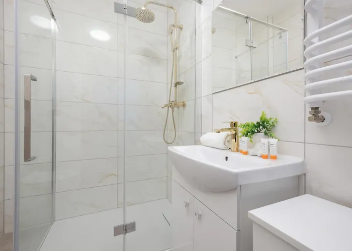 Pileckiego With Parking & Balcony By Renters وارسو