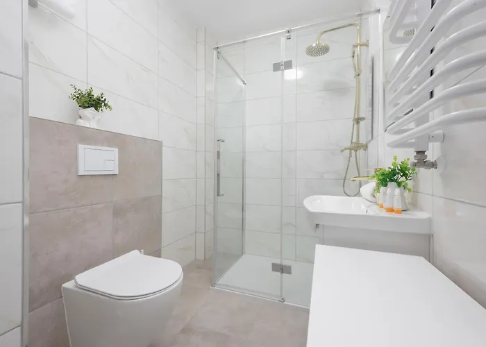 Pileckiego With Parking & Balcony By Renters شقة *