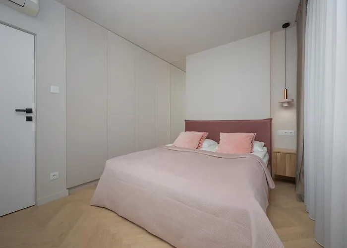 Pileckiego With Parking & Balcony By Renters شقة *