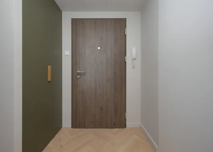 Pileckiego With Parking & Balcony By Renters شقة *