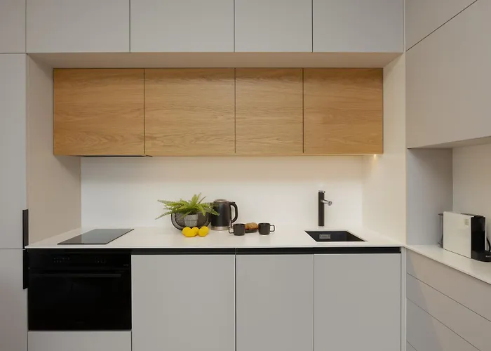 Pileckiego With Parking & Balcony By Renters شقة