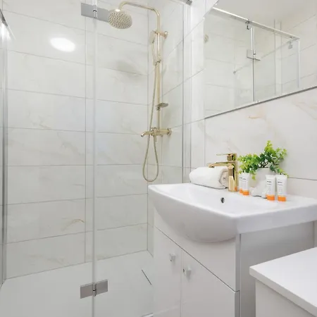 Pileckiego With Parking & Balcony By Renters ורשה